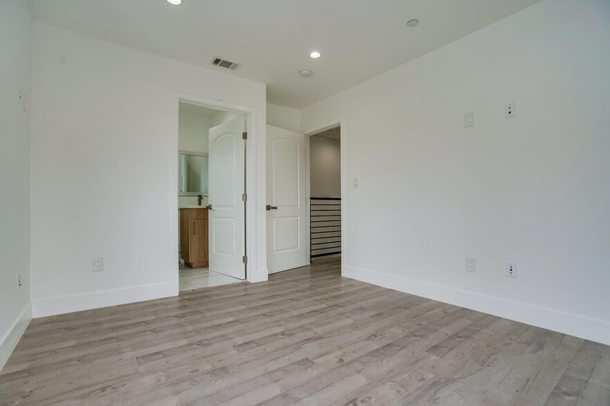 Building Photo - 2300 Carmona Ave