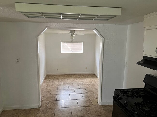 Building Photo - North Bakersfield House