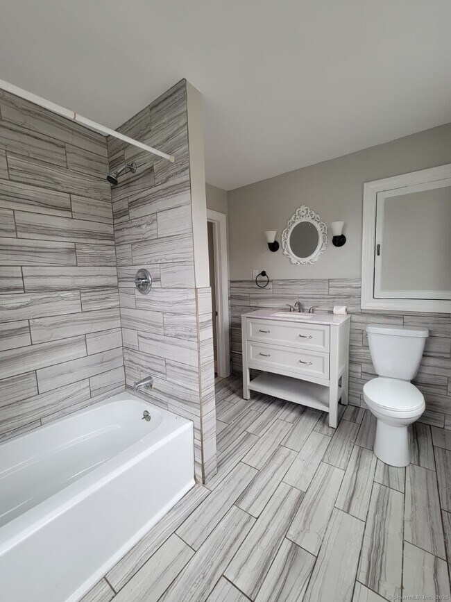 Building Photo - 3 Curve St