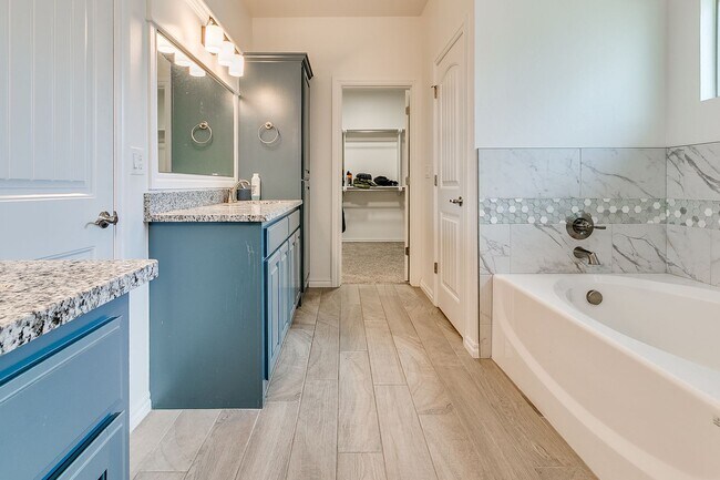 Building Photo - 3 Bed, 2 Bath Home with Bonus Office and  ...