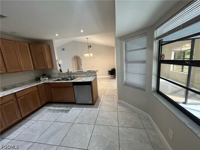 Building Photo - 701 SW 9th Ave