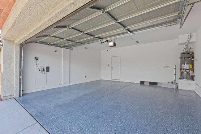 Building Photo - "Spacious 3-Bedroom Oasis with 2.5 Baths on Grandmother Hat Street, North Las Vegas!"