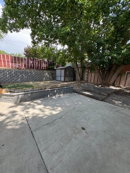 Shared Patio East - 2647 S Jasper St