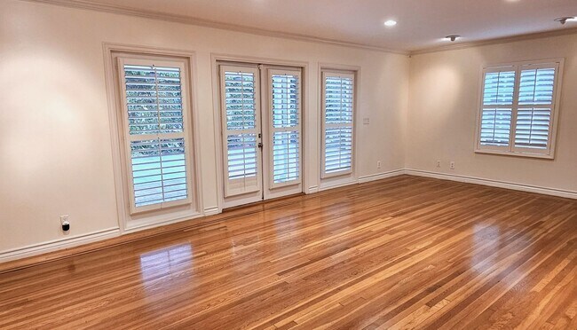 Building Photo - Stunning 3 Bedrooms, 2 Baths Valley Village home with detached, private Recording Studio