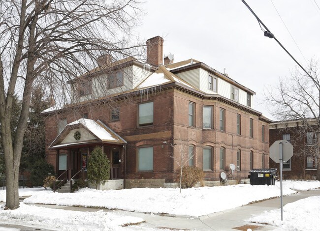 Building Photo - 1829 10th Ave S