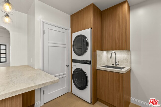 Building Photo - 8607 Clifton Way