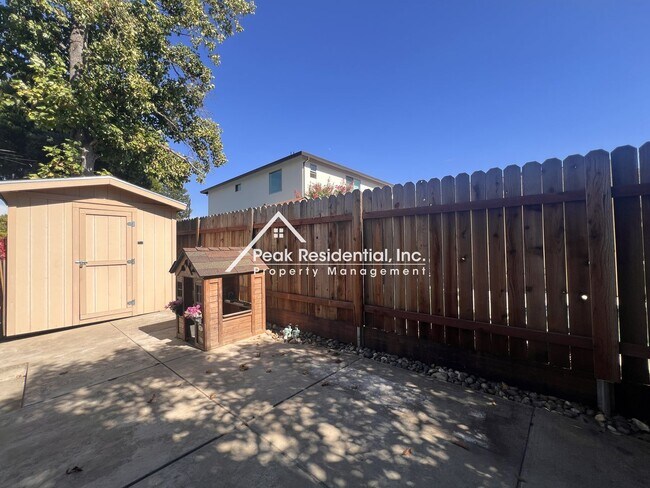 Building Photo - 5541 Walnut Ave