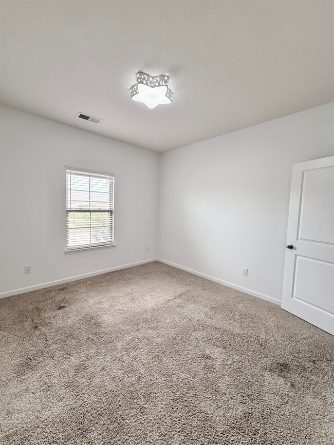 Building Photo - 280 Lilly Dr
