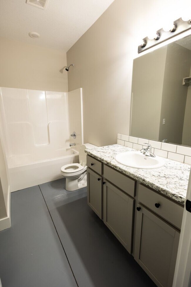 Building Photo - 804 N Custer St