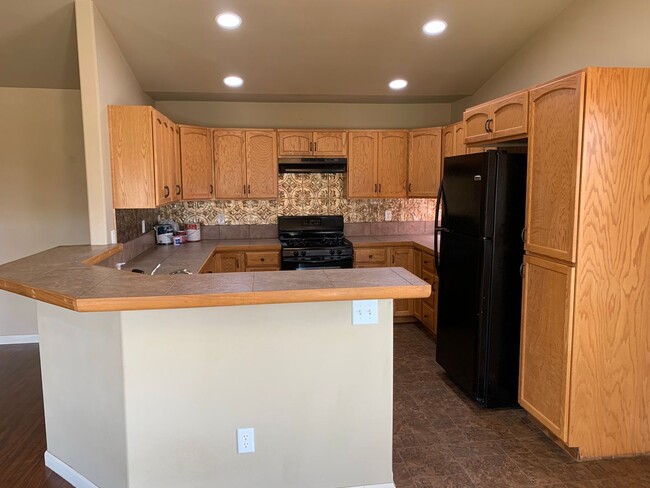 Building Photo - BEAUTIFUL, SPACIOUS, 4 BEDROOM, 3 BATHROOM...