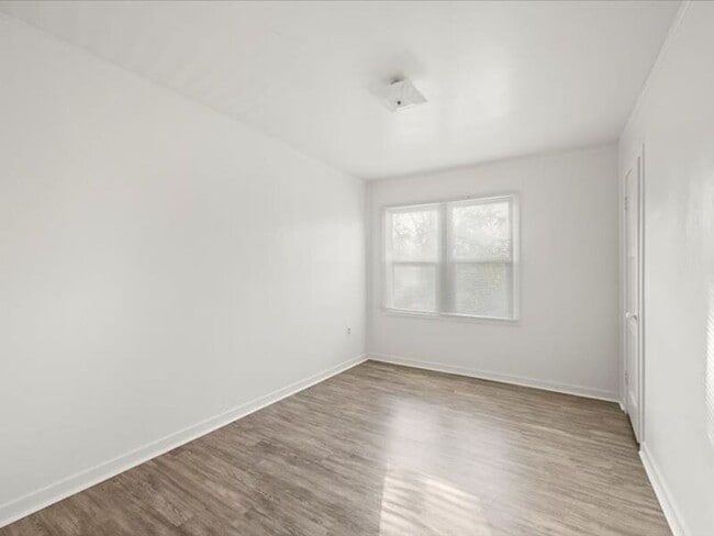 Building Photo - 710 Van Giesen