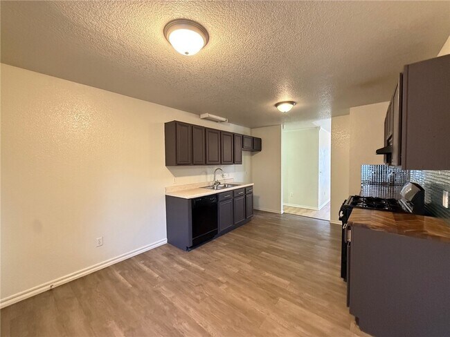 Building Photo - 854 Tamarack St