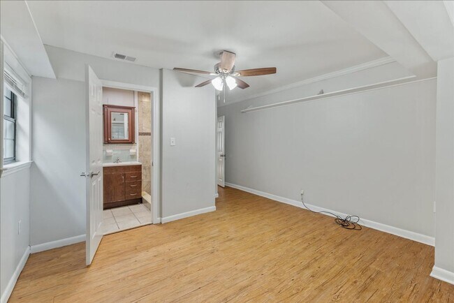 Building Photo - 103 S Chapel Dr