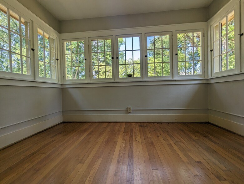 Building Photo - 2124 SE Elliott Ave