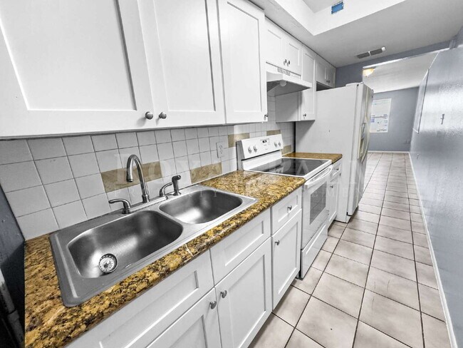 Building Photo - 6617 Warwick Cir