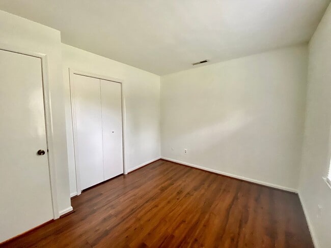 Building Photo - Charming Ranch-Style Home With Garage Avai...