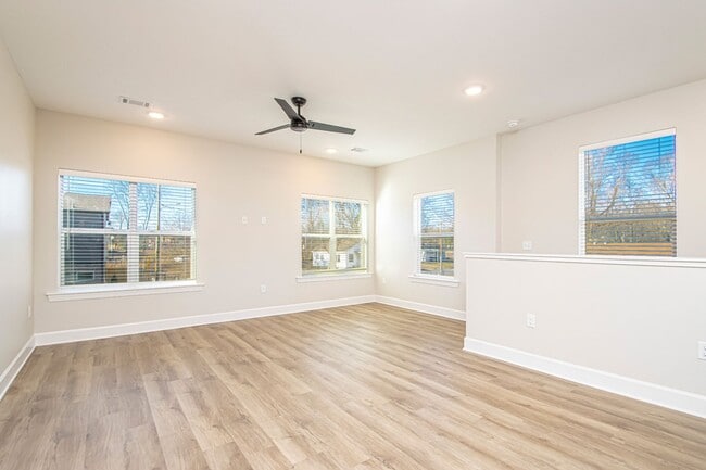 Building Photo - 2 Bed 2 Bath 2 Car Garage Townhome in Rock...