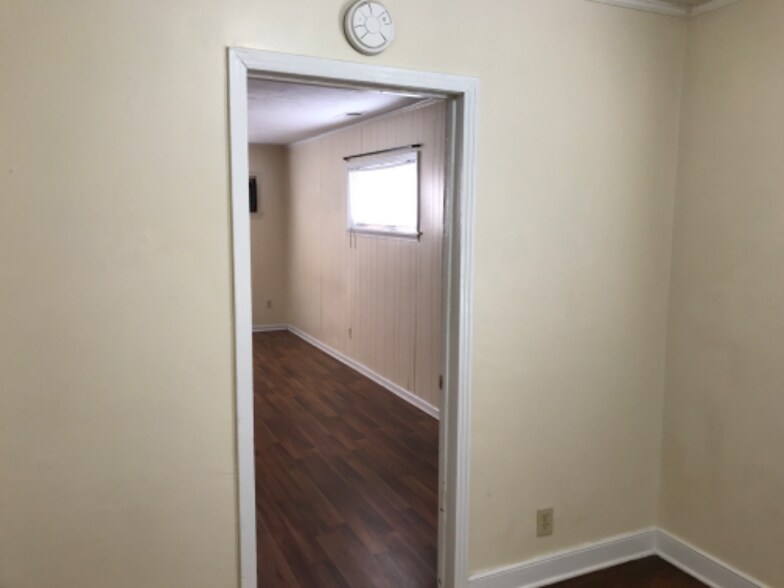 Building Photo - 709 E Frank Ave
