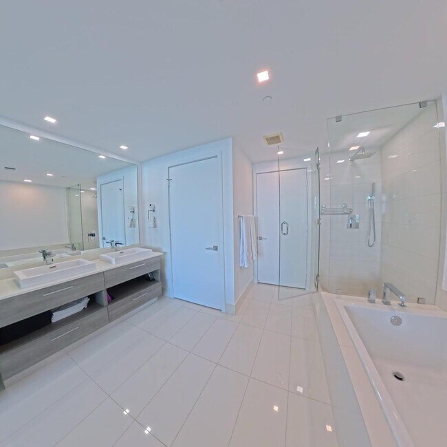 Building Photo - 650 NE 32nd St