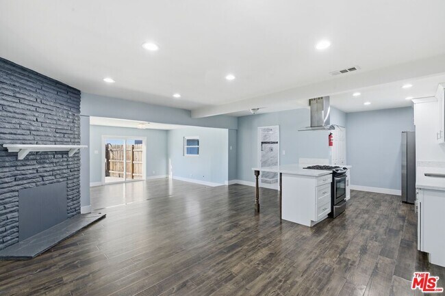 Building Photo - 14141 Gault St