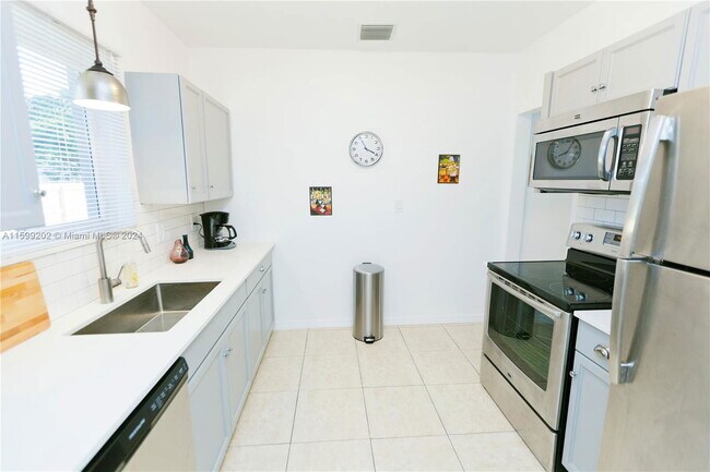 Building Photo - Northeast 132nd Street, North Miami, FL 33...