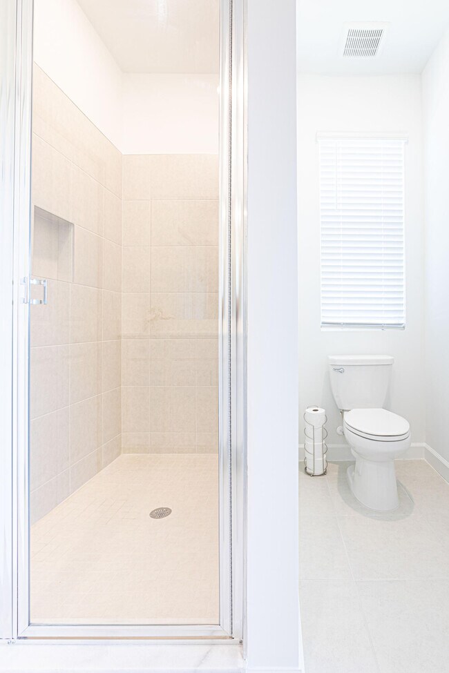 Building Photo - 630 SE Lk Fls St