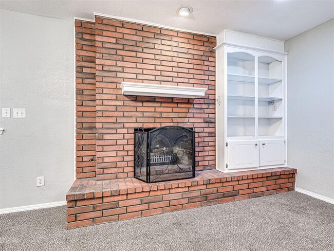 Building Photo - 305 Woodside Dr