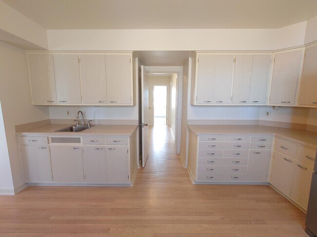 Building Photo - 3200 E Hampshire St