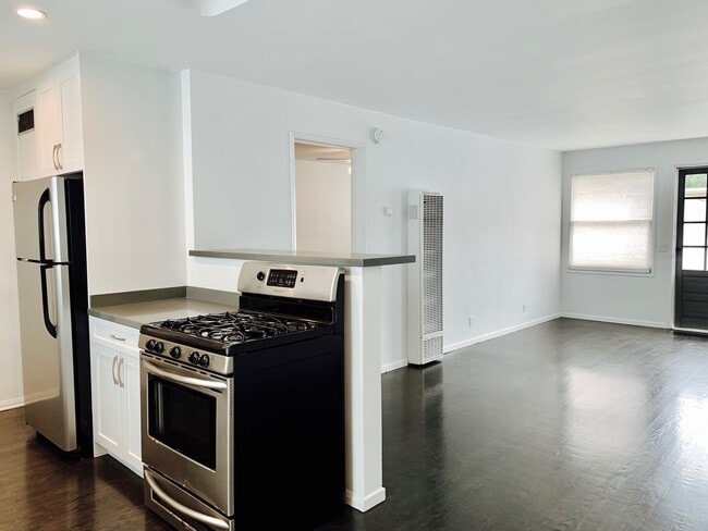 Building Photo - 710 Bay St