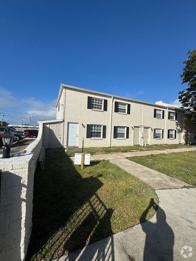 Building Photo - Centrally located in Merritt Island