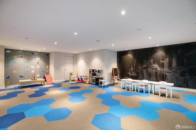 Building Photo - 318 Main St