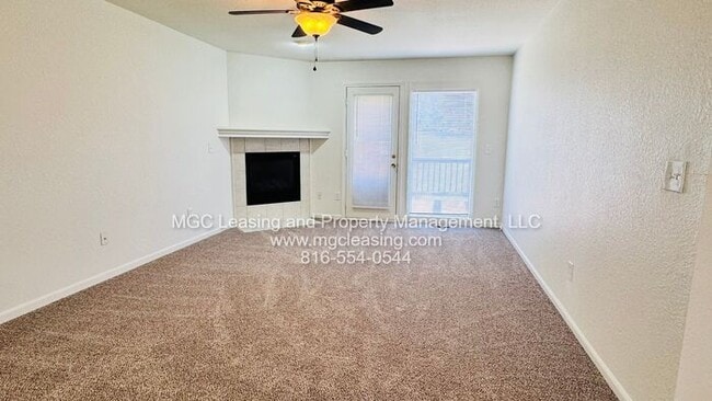 Building Photo - Creekwood Townhomes with 2-vehicle garage ...