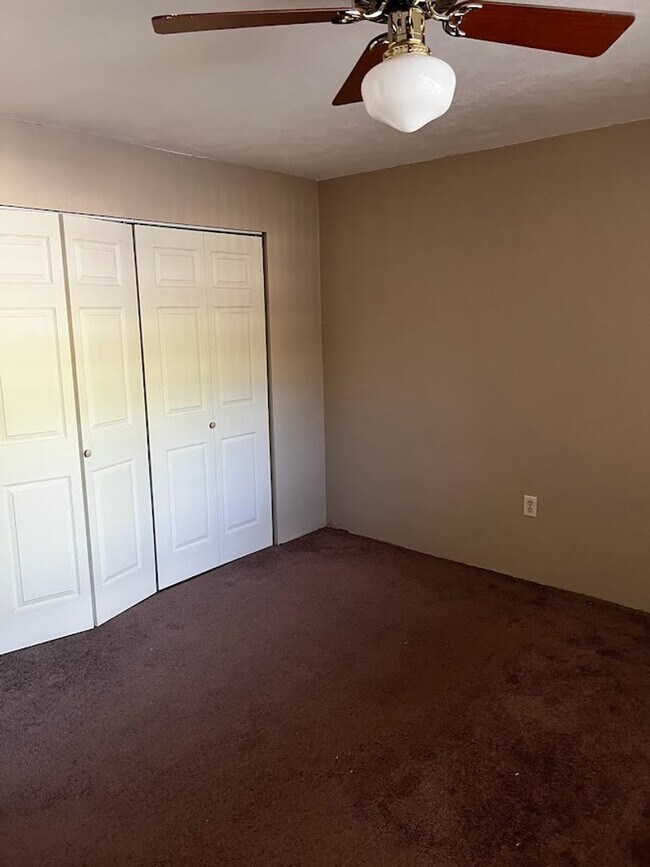 Building Photo - Spacious 1,226 SF Unit - 2 bd / 2 ba near ...