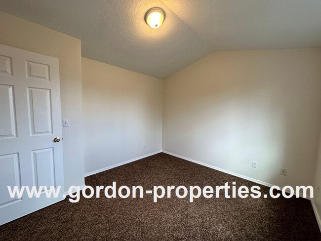 Building Photo - SE 73rd Ave - 3 bedroom townhouse in Mt Sc...