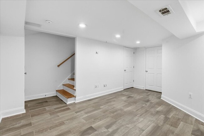 Building Photo - 3 BR | 1 BA | 864Sqft | Newly Fenced Yard