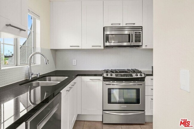 Building Photo - 585 N Rossmore Ave