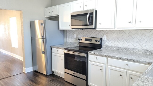 Building Photo - Totally Updated 3/1/2 A MUST SEE! Available July 2026