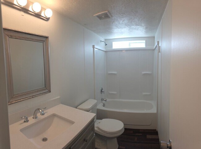 Building Photo - Hath-310
