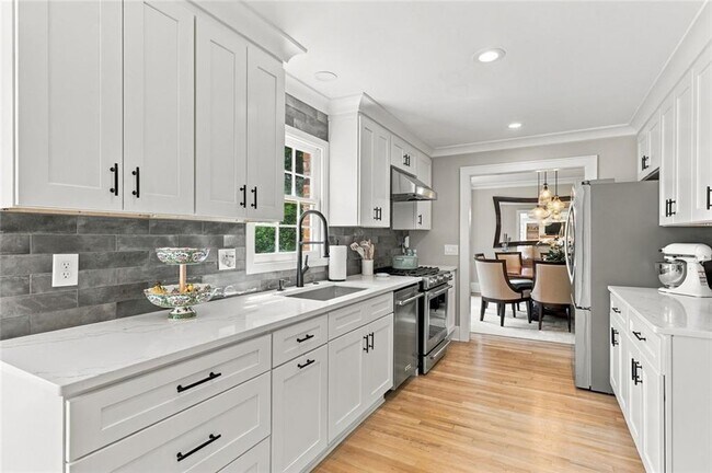 Building Photo - 5179 Meadowlake Dr
