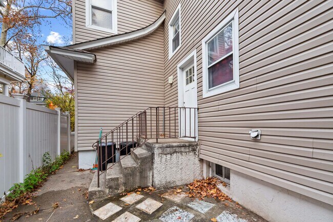 Building Photo - 23 2nd St