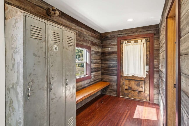Building Photo - Charming Rustic 3-Bedroom + bonus rooms in Ashland, OR