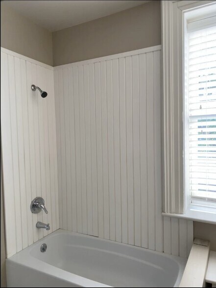 2nd Floor Bath - 1339-2 W North Ave