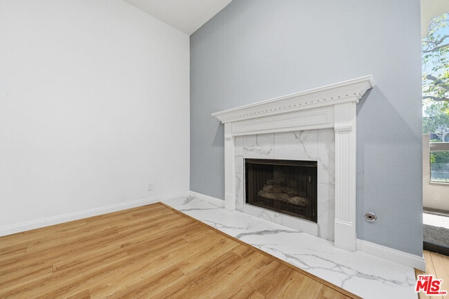Building Photo - 141 S Linden Dr
