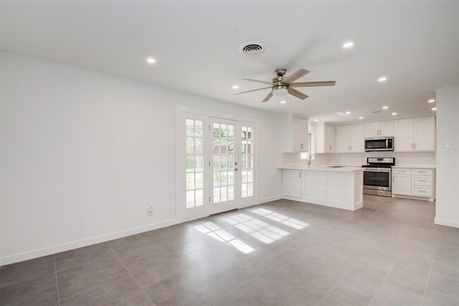 Building Photo - 8939 Rockhurst Dr