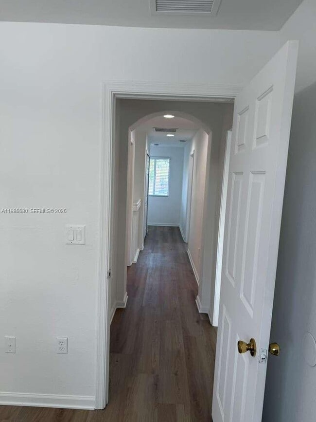 Building Photo - 2470 SE 15th Pl