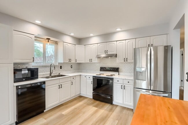 Building Photo - 4 BED 3 BATH HOUSE NEAR CREAK PARK!!!