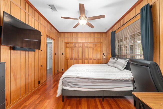 Building Photo - 2222 W University Ave