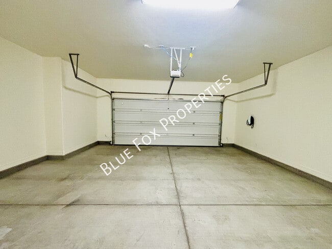 Building Photo - 8038 N Purple Aster Pl