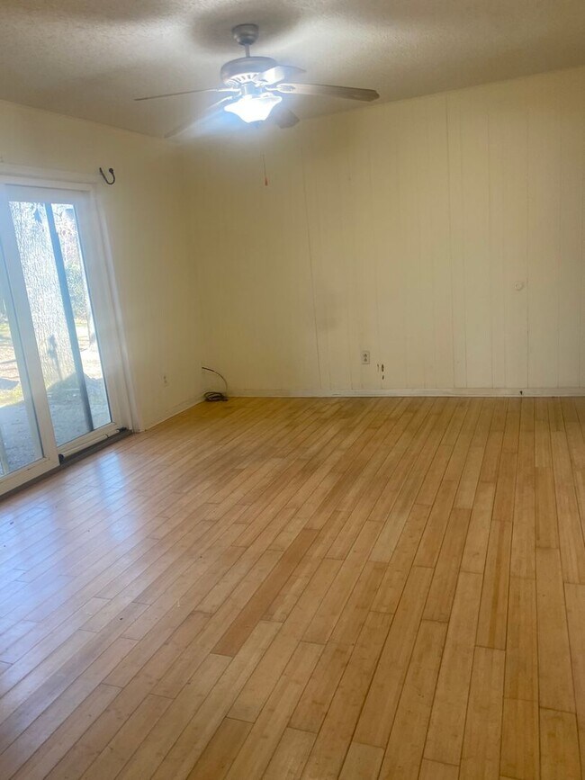 Building Photo - Perfect 3 bedroom 2 bathroom house located in Little Rock!