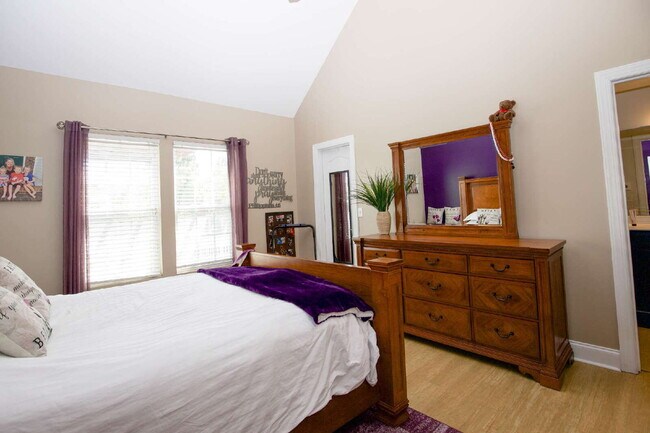 Building Photo - Charming 3 BR/2BA Ranch with fully fenced ...